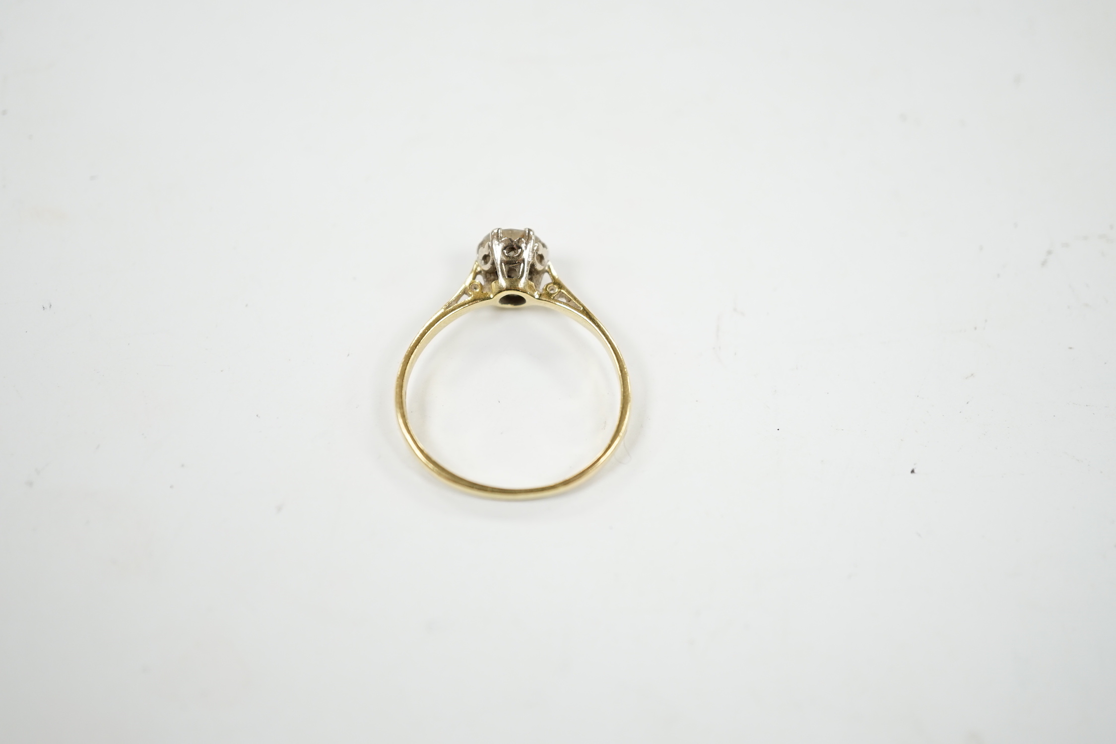 A modern 18ct gold and illusion set solitaire diamond ring, size M/N, gross weight 2.1 grams.